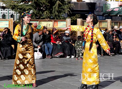 Những cô gái Tây Tạng trong trang phục truyền thống